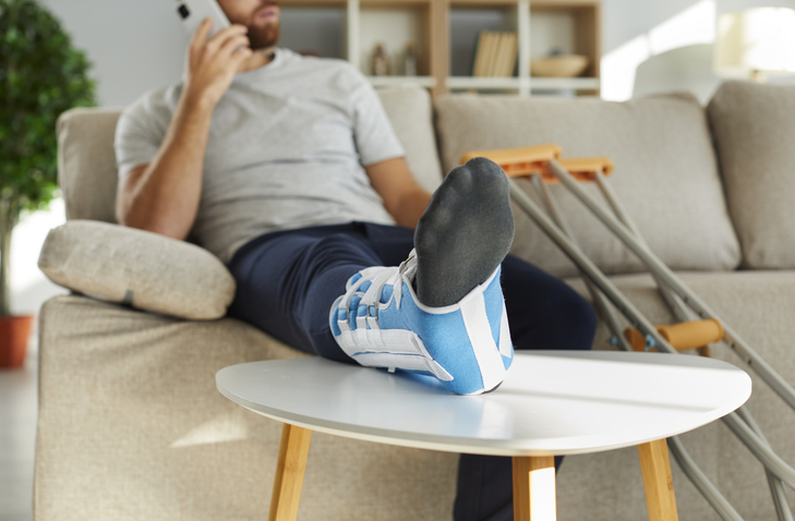 man with injured leg making a phone call - how to know you have a strong personal injury claim